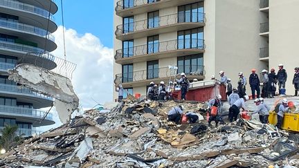 Des secouristes sur le site de l'immeuble effondré à Miami, en Floride, le 29 juin 2021. (EYEPRESS NEWS / AFP)