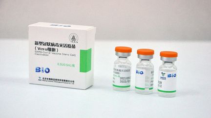 Des flacons de vaccin Sinopharm, produit&nbsp;par la Chine. (NEZIR ALIYEV / ANADOLU AGENCY)