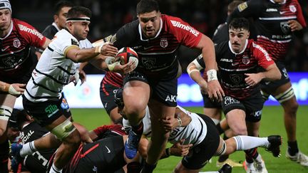 Le Toulousain Emmanuel Meafou au contact lors du match entre le Stade Toulousain et Brive, au stade Ernesr-Wallon, le 27 novembre 2021. (FRED SCHEIBER / AFP)