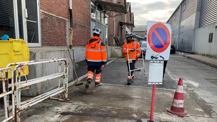 Des salariés de l'entreprise Dubrac TP, spécialisée dans les travaux publics, sur un chantier à Aubervilliers. (MELANIE KUSZELEWICZ / RADIO FRANCE)