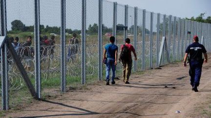 L'Europe renoue avec l'idée de frontières tangibles, comme ici la barrière de barbelés érigée en 2015 entre la Hongrie et la Serbie. (ATTILA KISBENEDECK / AFP)