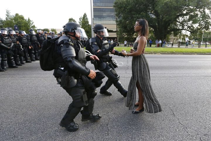 Une manifestante est arrêtée par la police en marge d'un rassemblement de protestation contre la mort d'Alton Sterling, le 9 juillet 2016 à Bâton-Rouge (Etats-Unis). (JONATHAN BACHMAN / REUTERS)