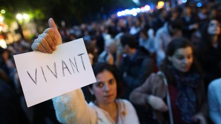 Des manifestants participent à un rassemblement pour demander une "grâce présidentielle" à Emmanuel Macron dans l'affaire Vincent Lambert,&nbsp;lundi 20 mai 2019, après la décision médicale d'arrêter les traitements.&nbsp; (KENZO TRIBOUILLARD / AFP)