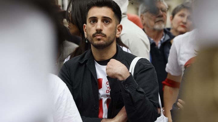 Lyes Louffok, militant des droits de l'enfant, assiste à un rassemblement d'anciens enfants placés près de l'Assemblée nationale à Paris, le 7 mai 2024. (LUDOVIC MARIN / AFP)