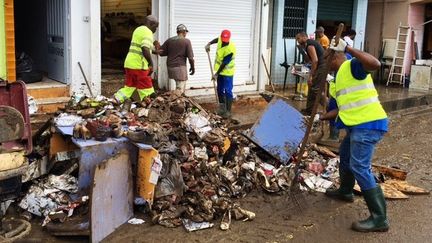 Le nettoyage a commencé à&nbsp;Rivière-Pilote, le 7 novembre 2015, après les violentes inondations sur le territoire de la commune. (MARC BALSSA / MARTINIQUE 1ERE)