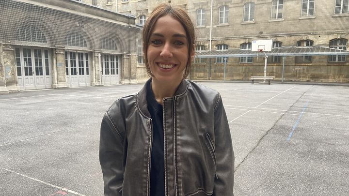 Gabrielle, 25 ans, est affectée dans la classe Ulis d'une école parisienne, en tant que contractuelle. (LUCIE BEAUGE / FRANCEINFO)