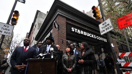 Conférence de presse devant le Starbucks de Philadelphie (Pennsylvanie) où a eu lieu l'arrestation de deux hommes noirs, le 16 avril 2018. (BASTIAAN SLABBERS / EPA)