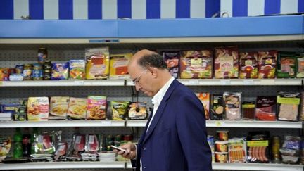 Pierre Moscovici dans un supermarché. Quelle hausse pour le Smic ? (SEBASTIEN BOZON / AFP)