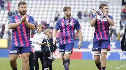 Pascal Papé, Rabag Slimani et Jono Ross saluent leurs supporters après un match entre le Stade français et le Stade rochelais, le 2 octobre 2016, au stade Jean-Bouin, à Paris.&nbsp; (STEPHANE ALLAMAN / AFP)