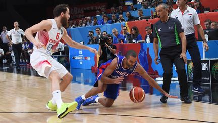 Le meneur de l'&eacute;quipe de France, Tony Parker, face &agrave; l'Espagnol Sergio Rodriguez lors de la demi-finale de l'Eurobasket, le 17 septembre 2015 &agrave; Villeneuve-d'Ascq (Nord). (EMMANUEL DUNAND / AFP)