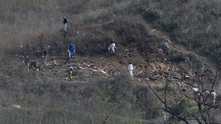 Des enquêteurs sur la scène du crash d'un hélicoptère ayant tué neuf personnes, dont Kobe Bryany et sa fille Gianna Maria, le 27 janvier 2020 à Calabasas, en Californie (Etats-Unis).&nbsp; (MARK RALSTON / AFP)