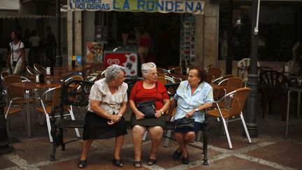 Des personnes &acirc;g&eacute;es discutent sur un banc &agrave; Ronda, dans le sud de l'Espagne, en septembre 2012. (JON NAZCA / REUTERS)