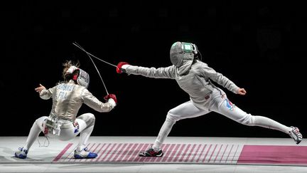 L'escrimeuse russe Olga Nikitina (à droite) contre la Française Manon Brunet, en finale de la compétition par équipes féminine d'escrime lors des Jeux olympiques de Tokyo en 2021. (ALEXANDER SAFONOV / AFP)