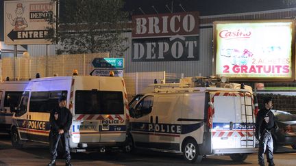 Intervention des forces de police apr&egrave;s la tentative du braquage du magasin Brico-D&eacute;p&ocirc;t dans le 13e arrondissement &agrave; Marseille le 28 novembre 2011.&nbsp; (GERARD JULIEN / AFP)