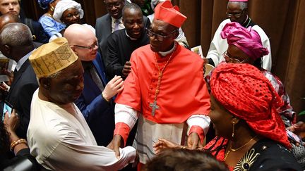 Tous avaient fait le déplacement au Vatican où a eu lieu la cérémonie pendant laquelle Mgr Zerbo a été le premier ecclésiastique malien à recevoir une «barrette» pourpre et une coiffe en forme de toque quadrangulaire. Un choix salué par le président du Mali Ibrahim Boubacar Keïta, malgré des articles de presse citant des documents «Swissleaks» selon lesquels Mgr Zerbo, avec d'autres évêques de la Conférence épiscopale du Mali (CEM), aurait eu accès à des comptes en Suisse. Informations démenties par la CEM. (Alberto PIZZOLI / AFP)