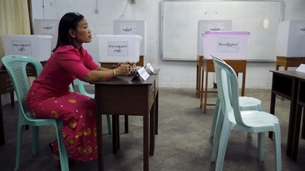 &nbsp; (A la veille de législatives historiques en Birmanie, les inquiétudes se multipliaient samedi, le vote anticipé des militaires restant notamment inaccessible aux observateurs internationaux. Photo d'illustration dans un bureau de vote © REUTERS/Jorge Silva)