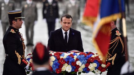 Emmanuel Macron, lors des cérémonies du 8-mai, déposant une gerbe sur la tombe du soldat inconnu, le 8 mai 2019 à Paris. (MARTIN BUREAU / AFP)