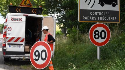 Un employé de la DIR (Directions interministérielles des routes) établit une limite de vitesse de 80 km/h à Grenade, le 28 juin 2018. (PASCAL PAVANI / AFP)