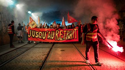 Des manifestants contre la réforme des retraites à Lyon, le 22 mars 2023. (NICOLAS LIPONNE / HANS LUCAS / AFP)