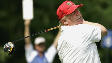 Donald Trump en train de jouer au golf, à Boston, le 31 août 2006. (CHARLES KRUPA/AP/SIPA / AP)