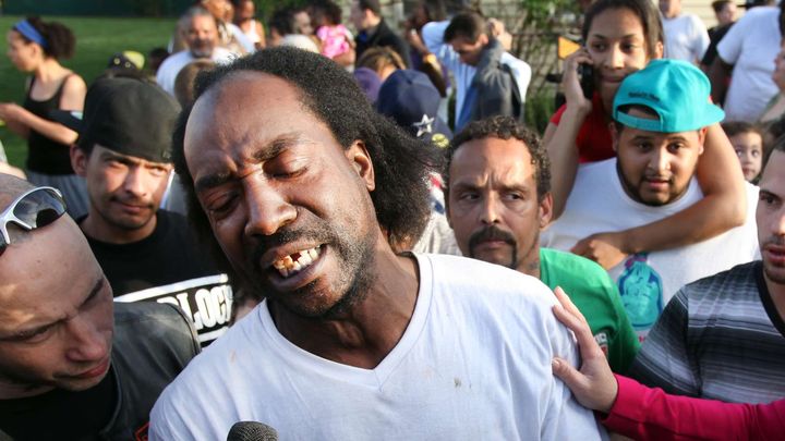 Charles Ramsey, l'homme qui a d&eacute;couvert les trois femmes enferm&eacute;es depuis une dizaine d'ann&eacute;es dans la maison voisine,&nbsp;&agrave; Cleveland (Ohio, Etats-Unis), le 6 mai 2013, est interview&eacute; par la t&eacute;l&eacute;vision am&eacute;ricaine.&nbsp; (SCOTT SHAW / AP / SIPA )