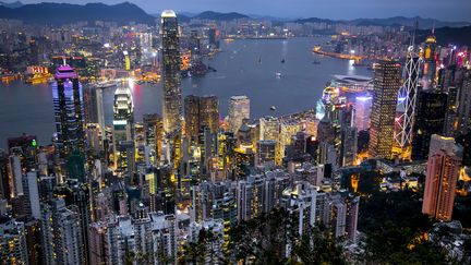 Vue au crépuscule&nbsp;de la "jungle de béton" que constitue l'enchevetrement des buildings sur l'île de Hong Kong. L'ancien territoire Britannique est la ville qui compte le plus de grattes ciel au monde... et aussi le plus de personnes fortunées ! (VINCENT ISORE / MAXPPP)