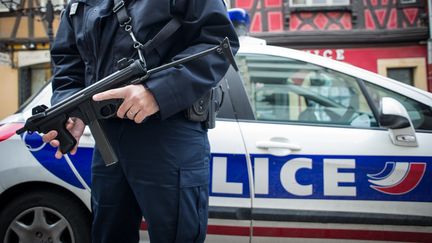 Un policier armé patrouille devant le marché de Noël de Colmar (Haut-Rhin), le 21 novembre 2016.&nbsp; (SEBASTIEN BOZON / AFP)