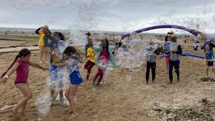 Chaque été, le Secours populaire organise la "journée des oubliés des vacances". Cette année, direction Cabourg en Normandie pour 5&nbsp;000 jeunes. (MATHILDE ANSQUER / RADIO FRANCE)