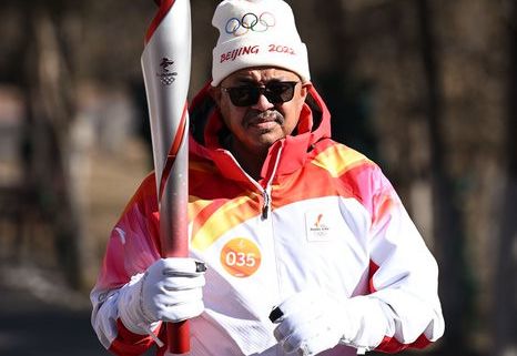 Le&nbsp;Dr&nbsp;Tedros, directeur général de l’OMS, portant la flamme olympique à Pékin le 4 février 2022. (Li He – Xinhua News Agency / Newscom / Maxppp)