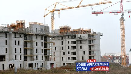 Un b&acirc;timent en construction &agrave; Lille (Nord), le 30 janvier 2012. (PHILIPPE HUGUEN / AFP)