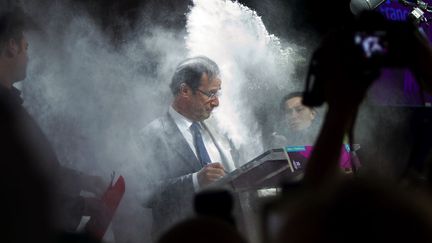 Le 1er f&eacute;vrier 2012, Paris. Enfarinage lors de la signature de la charte Abb&eacute;-Pierre en faveur du logement. (FRED DUFOUR / AFP)