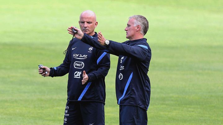 Le s&eacute;lectionneur des Bleus Didier Deschamps (&agrave; droite) et son adjoint Guy Stephan avant le match de l'&eacute;quipe de France contre l'Uruguay, le 14 ao&ucirc;t 2012.&nbsp; (DAVID VINCENT / SIPA)