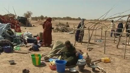 Les familles s'installent dans un village burkinabé frontalier du Mali. (Droitlibre.tv)