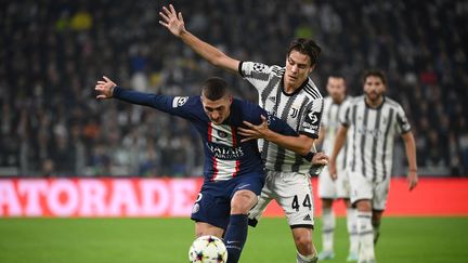 Marco Verratti au duel avec Nicolo Fagioli lors de Juventus-PSG, à Turin, le 2 novembre 2022 en Ligue des champions. (FRANCK FIFE / AFP)