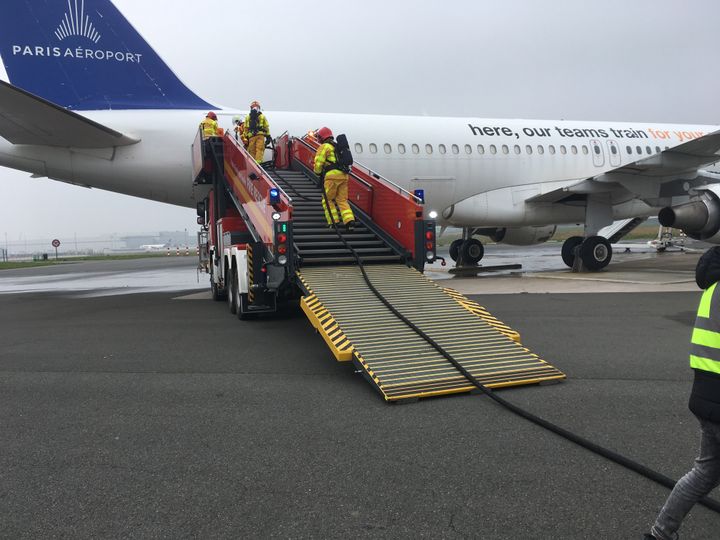 Les Mômes trotteurs suivent les pompiers aéronautiques de l'aéroport Charles de Gaulle, qui s'exercent sur un avion dédié à leur entraînement. (INGRID POHU / RADIO FRANCE)