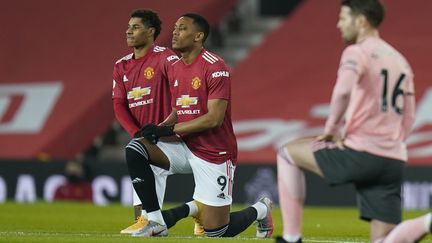 L'international français de Manchester United, Anthony Martial, genou à terre avec à ses côtés Marcus Rashford lors du match contre Sheffield Utd à l'issue duquel il a été l'objet d'insultes racistes sur les réseaux sociaux (TIM KEETON / POOL)