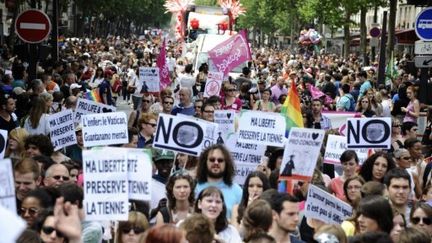 La Gay Pride dans les rues de Paris, le 25 juin 2011 (AFP PHOTO / MIGUEL MEDINA)