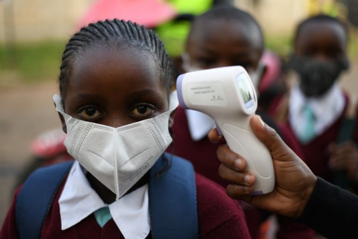 Prise de température de tous les élèves avant&nbsp;leur entré dans l’école Our Lady of Mercy de Nairobi, le 4 janvier 2021.&nbsp; &nbsp; (SIMON MAINA / AFP)