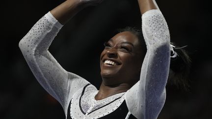 La gymnaste américaine, Simone Biles, tout sourire pour son retour à la compétition triomphal, lors de l'US Classic, le 5 août 2023 (ERIN HOOLEY / AP)