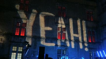 Zombie Zombie, emmené par l'artificier Etienne Jaumet aux synthés flanqué de deux batteurs-explorateurs, trouve ici et à cette heure un écrin de choix pour dérouler ses maléfices. Sous les fenêtres éclairées en rouge, qui donnent une touche épatante façon "maison du diable", leur électro expérimentale envoûte toutes les âmes du lieu, vivantes ou trépassées. Au rappel, ils joueront "Illuminations" dédié à "tous les illuminés de la planète" depuis "le meilleur festival au monde".
 (Laure Narlian / Culturebox)