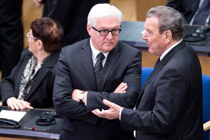 Frank-Walter Steinmeier (à gauche) et Gerhard Schröder (à droite) à Bonn (ouest de l'Allemagne) le 17 avril 2016 (AFP - DPA - MARIUS BECKER)