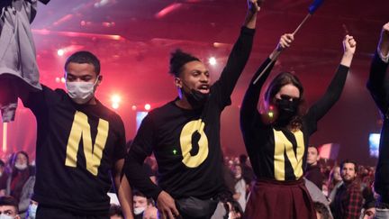 Des militants de SOS Racisme au meeting d'Eric Zemmour à Villepinte (Seine-Saint-Denis), le 5 décembre 2021. (POLYVIOS ANEMOYANNIS / HANS LUCAS / AFP)