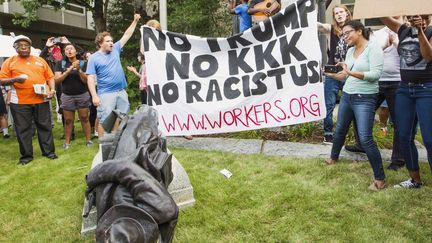 Les manifestants renversent&nbsp;la statue d'un confédérée à Durham, en Caroline du Nord (Etats-Unis), le 14 août 2017.&nbsp; (CASEY TOTH / AP / SIPA)