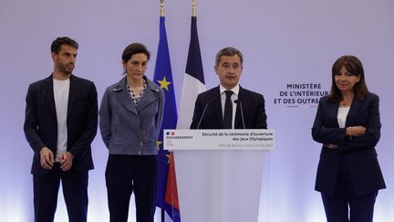 Le ministre de l'Intérieur, Gérald Darmanin, la maire de Paris Anne Hidalgo (à droite) la ministre des Sports Amelie Oudea-Castera et le président de Paris 2024 Tony Estanguet, à gauche, le 23 mai 2023 au ministère de l'Intérieur à Paris. (GEOFFROY VAN DER HASSELT / AFP)