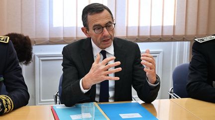 Le ministre de l'Intérieur, Bruno Retailleau, participe à une réunion sur la sécurisation du port du Havre, au Havre (Seine-Maritime), le 13 janvier 2025. (LOU BENOIST / AFP)