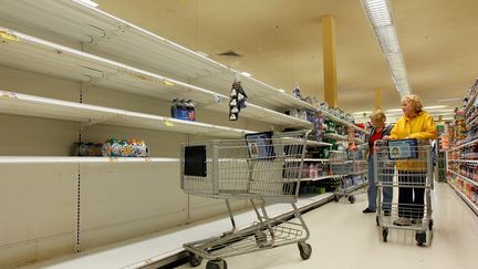 Les New-Yorkais se pr&eacute;parent &agrave; affronter l'ouragan Sandy le 28 octobre 2012 et d&eacute;valisent les supermarch&eacute;s en produits de premi&egrave;re n&eacute;cessit&eacute;, &agrave; commencer par les bouteilles d'eau.&nbsp; (MIKE STOBE / GETTY IMAGES / AFP)