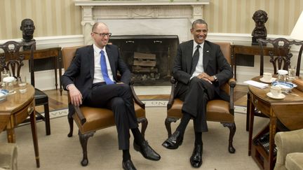 Le Premier ministre ukrainien par int&eacute;rim Arseni Iatseniouk est accueilli par Barack Obama &agrave; la Maison Blanche, le 12 mars 2014. (SAUL LOEB / AFP)