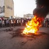 Des manifestants à Khartoum, la capitale du Soudan, contre le coup d'Etat militaire, le 26 octobre 2021. (MAHMOUD HJAJ / ANADOLU AGENCY / AFP)