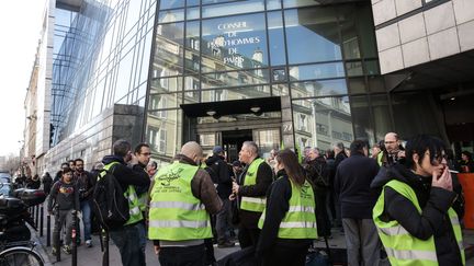 Des cheminots sont rassemblés devant le Conseil des prud'hommes à Paris, le 12 mars 2015. (MAXPPP)