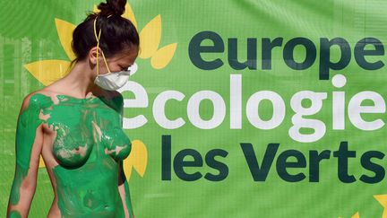 Une jeune &eacute;cologiste manifeste pour protester contre l'&eacute;coblanchiment &agrave; l'ouverture des journ&eacute;es d'&eacute;t&eacute; d'EELV &agrave; Poitiers (Vienne), le 22 ao&ucirc;t 2012. (ALAIN JOCARD / AFP)